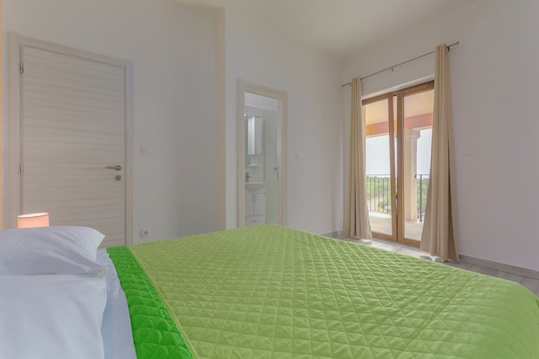 Foto van Villa in Skitaca met Zwembad en Zeezicht - Vakantiehuis in Koromačno - BedRoom