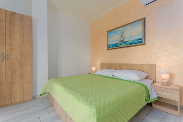 Foto van Villa in Skitaca met Zwembad en Zeezicht - Vakantiehuis in Koromačno - BedRoom