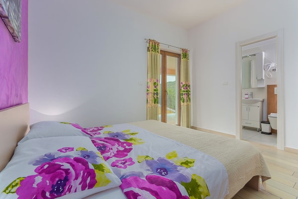 Foto van Villa in Skitaca met Zwembad en Zeezicht - Vakantiehuis in Koromačno - BedRoom
