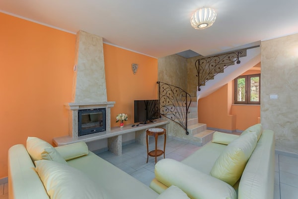 Foto van Villa in Skitaca met Zwembad en Zeezicht - Vakantiehuis in Koromačno - LivingRoom