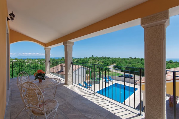 Foto van Villa in Skitaca met Zwembad en Zeezicht - Vakantiehuis in Koromačno - TerraceBalcony