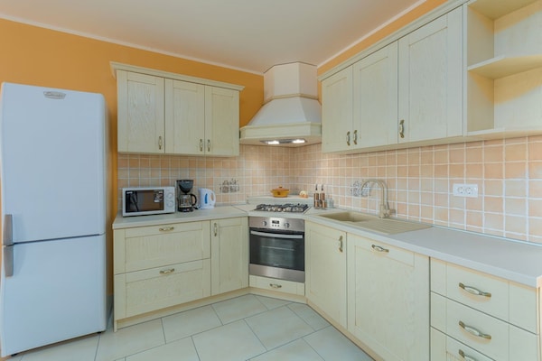 Foto van Villa in Skitaca met Zwembad en Zeezicht - Vakantiehuis in Koromačno - Kitchen