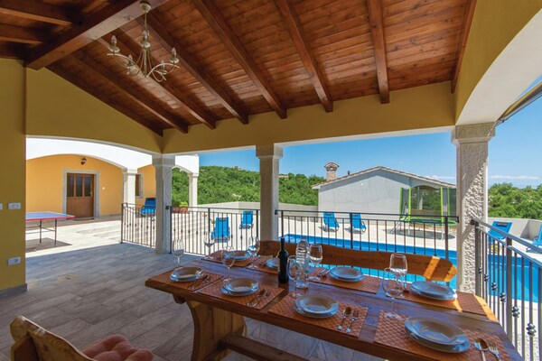Foto van Villa in Skitaca met Zwembad en Zeezicht - Vakantiehuis in Koromačno - Outdoor