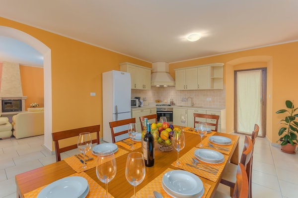 Foto van Villa in Skitaca met Zwembad en Zeezicht - Vakantiehuis in Koromačno - Kitchen