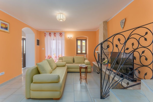 Foto van Villa in Skitaca met Zwembad en Zeezicht - Vakantiehuis in Koromačno - LivingRoom