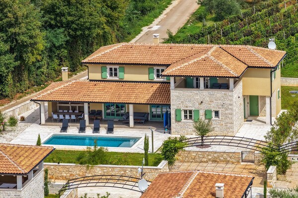 Foto van Familievakantiewoning met zwembad in Istrië - Vakantiehuis in Žminj - ExteriorSummer