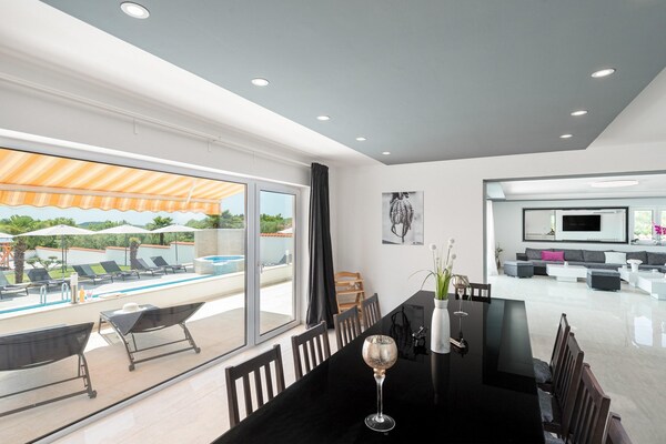 Foto van Esthetische villa met privézwembad - Vakantiehuis in Buici - DiningRoom