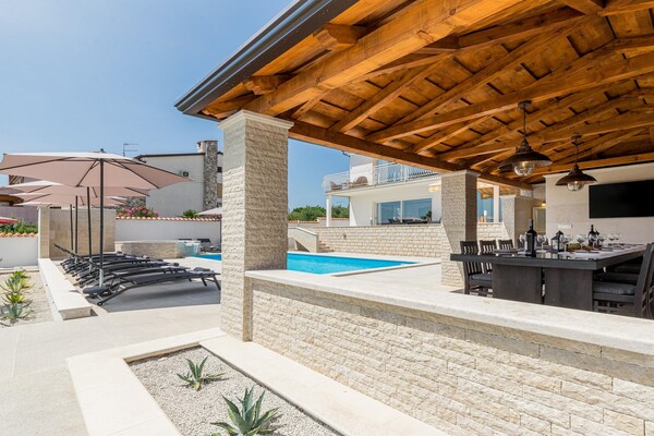 Foto van Esthetische villa met privézwembad - Vakantiehuis in Buici - TerraceBalcony