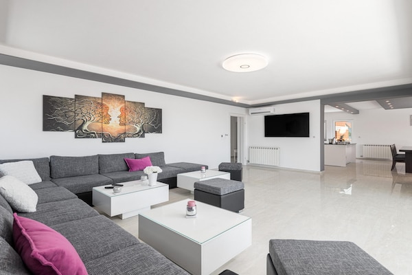 Foto van Esthetische villa met privézwembad - Vakantiehuis in Buici - LivingRoom