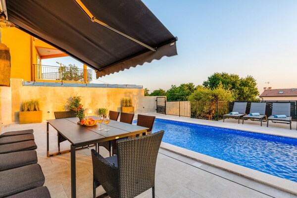 Foto van Prachtig appartement met uitzicht - Vakantiehuis in Mugeba - TerraceBalcony