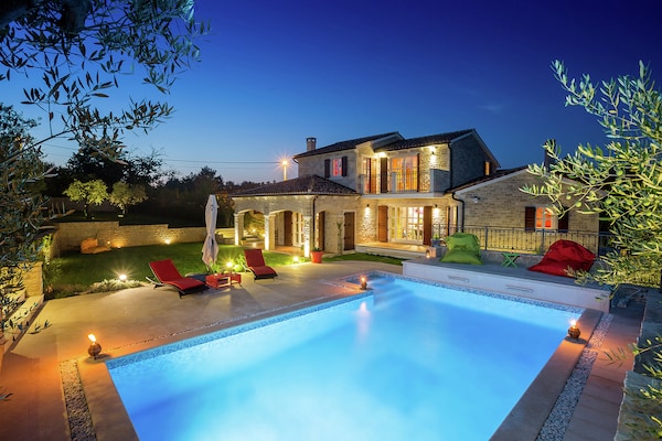 Foto van Villa nabij Poreč met privézwembad - Vakantiehuis in Baderna - ExteriorSummer