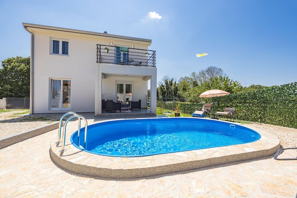 Foto van Modern landschap met zwembad - Vakantiehuis in Baderna - PoolOfHouse