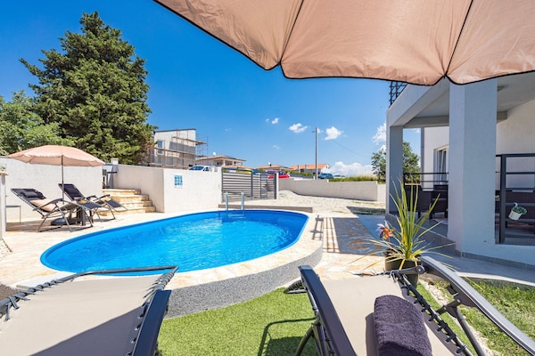 Foto van Modern landschap met zwembad - Vakantiehuis in Baderna - PoolOfHouse
