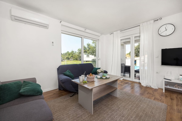 Foto van Modern landschap met zwembad - Vakantiehuis in Baderna - LivingRoom