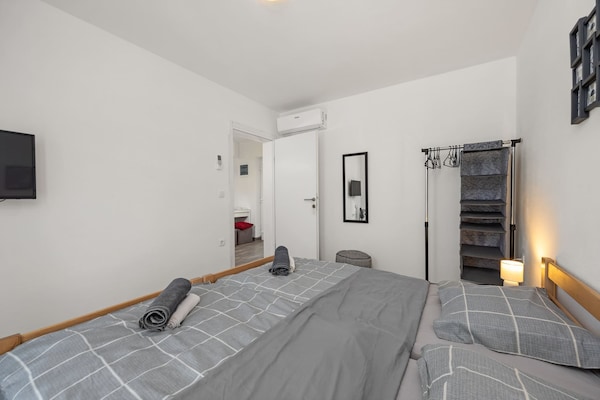 Foto van Modern landschap met zwembad - Vakantiehuis in Baderna - BedRoom