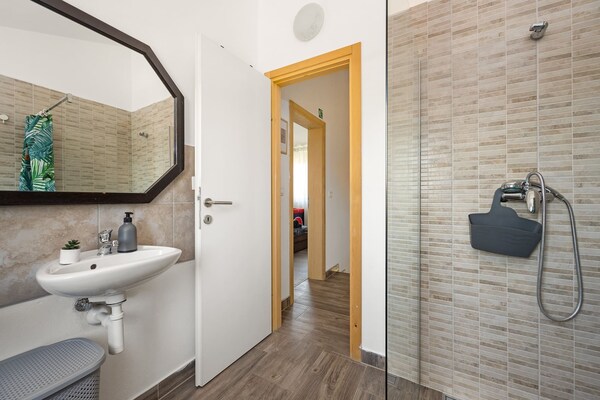 Foto van Modern landschap met zwembad - Vakantiehuis in Baderna - BathRoom