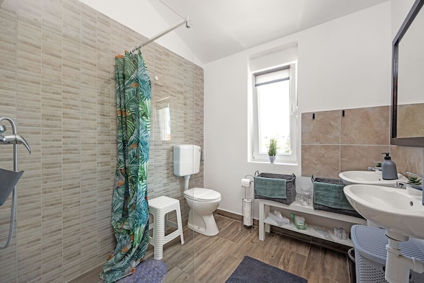Foto van Modern landschap met zwembad - Vakantiehuis in Baderna - BathRoom