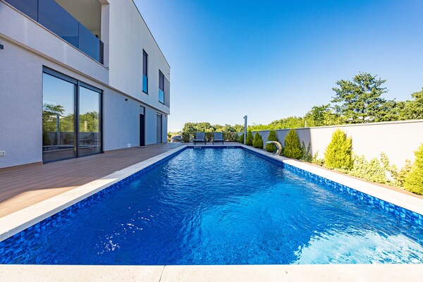 Foto van Villa met zwembad, speelkamer en tuin - Vakantiehuis in Cervar Porat - PoolOfHouse