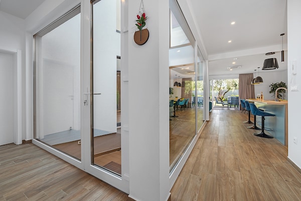 Foto van Villa met zwembad, speelkamer en tuin - Vakantiehuis in Cervar Porat - LivingRoom