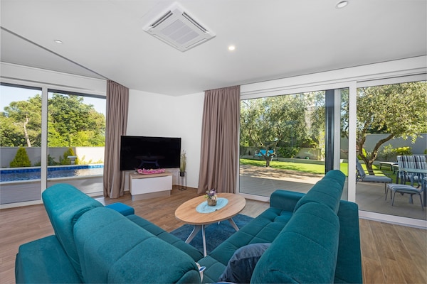 Foto van Villa met zwembad, speelkamer en tuin - Vakantiehuis in Cervar Porat - LivingRoom