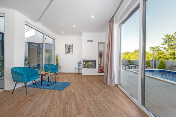 Foto van Villa met zwembad, speelkamer en tuin - Vakantiehuis in Cervar Porat - LivingRoom