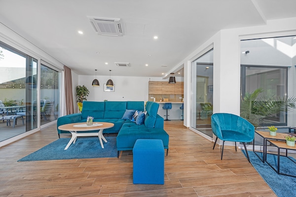 Foto van Villa met zwembad, speelkamer en tuin - Vakantiehuis in Cervar Porat - LivingRoom