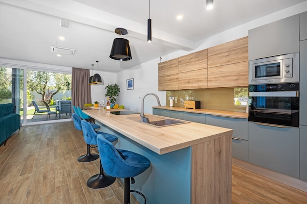 Foto van Villa met zwembad, speelkamer en tuin - Vakantiehuis in Cervar Porat - Kitchen