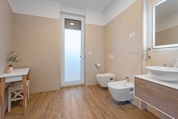 Foto van Villa met zwembad, speelkamer en tuin - Vakantiehuis in Cervar Porat - BathRoom