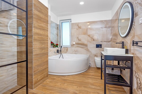 Foto van Villa met zwembad, speelkamer en tuin - Vakantiehuis in Cervar Porat - BathRoom