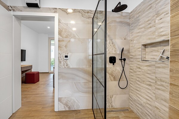 Foto van Villa met zwembad, speelkamer en tuin - Vakantiehuis in Cervar Porat - BathRoom