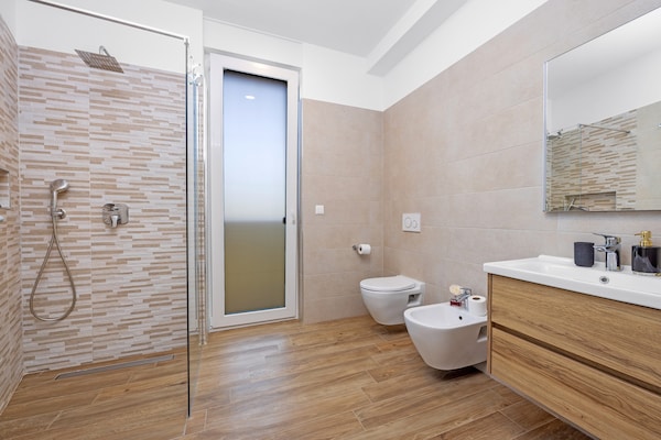 Foto van Villa met zwembad, speelkamer en tuin - Vakantiehuis in Cervar Porat - BathRoom