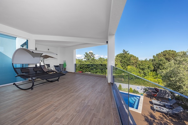 Foto van Villa met zwembad, speelkamer en tuin - Vakantiehuis in Cervar Porat - TerraceBalcony