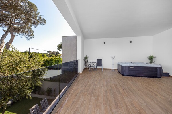 Foto van Villa met zwembad, speelkamer en tuin - Vakantiehuis in Cervar Porat - TerraceBalcony