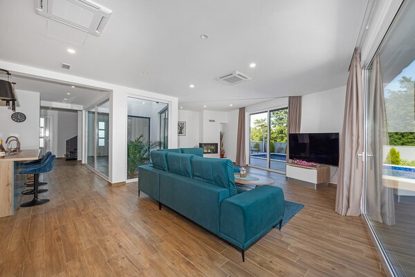 Foto van Villa met zwembad, speelkamer en tuin - Vakantiehuis in Cervar Porat - LivingRoom