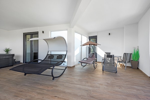 Foto van Villa met zwembad, speelkamer en tuin - Vakantiehuis in Cervar Porat - TerraceBalcony