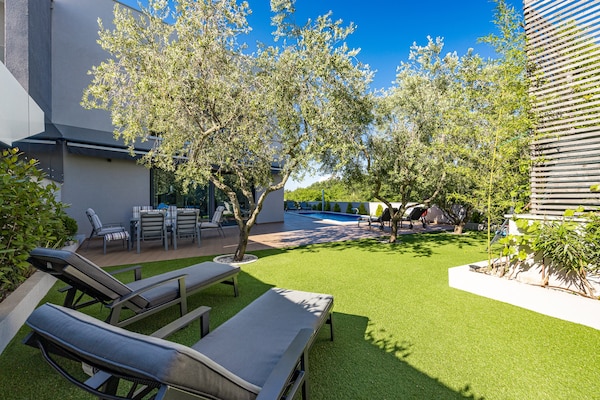 Foto van Villa met zwembad, speelkamer en tuin - Vakantiehuis in Cervar Porat - GardenSummer