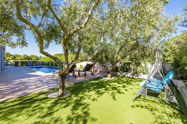 Foto van Villa met zwembad, speelkamer en tuin - Vakantiehuis in Cervar Porat - GardenSummer