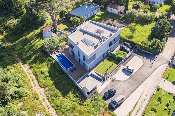 Foto van Villa met zwembad, speelkamer en tuin - Vakantiehuis in Cervar Porat - ViewSummer