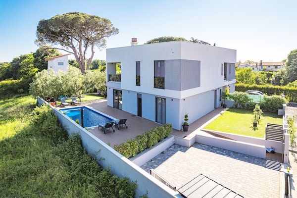 Foto van Villa met zwembad, speelkamer en tuin - Vakantiehuis in Cervar Porat - Outdoor