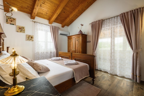 Foto van Villa in Srebrnići met zwembad bij Marea Beach - Vakantiehuis in Srebrnići - BedRoom