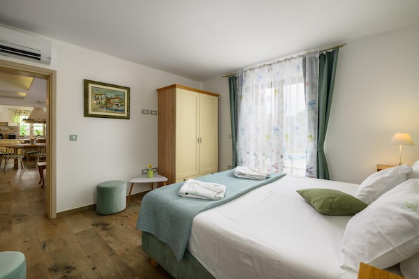 Foto van Villa in Srebrnići met zwembad bij Marea Beach - Vakantiehuis in Srebrnići - BedRoom