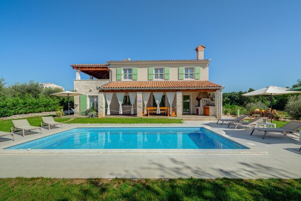 Foto van Villa in Srebrnići met zwembad bij Marea Beach - Vakantiehuis in Srebrnići - ExteriorSummer