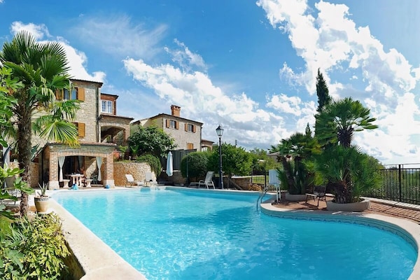 Foto van Villa met zwembad in Kaštelir voor 9 personen - Vakantiehuis in Kaštelir - ExteriorSummer