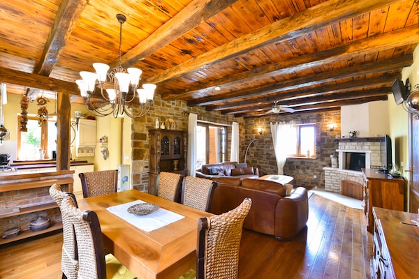 Foto van Villa met zwembad in Kaštelir voor 9 personen - Vakantiehuis in Kaštelir - DiningRoom