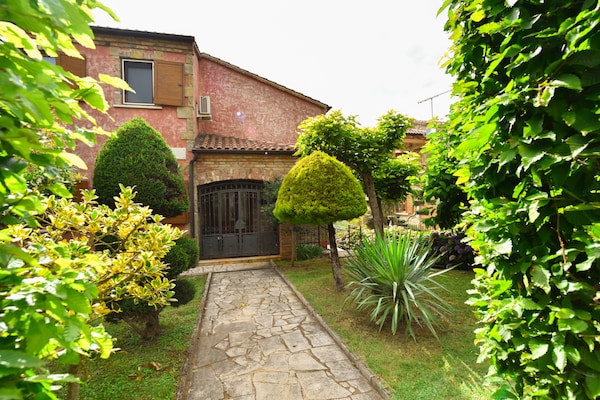 Foto van Villa met zwembad in Kaštelir voor 9 personen - Vakantiehuis in Kaštelir - ExteriorSummer