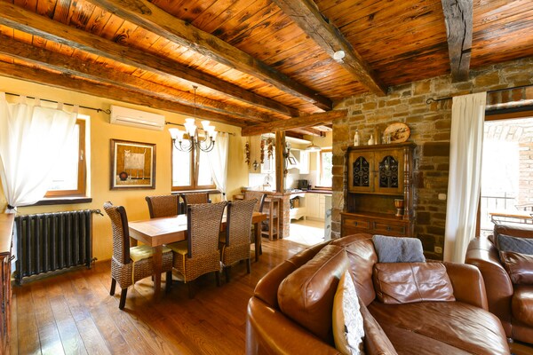 Foto van Villa met zwembad in Kaštelir voor 9 personen - Vakantiehuis in Kaštelir - LivingRoom