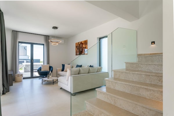 Foto van Exquisite villa met jacuzzi - Vakantiehuis in Labinci - LivingRoom