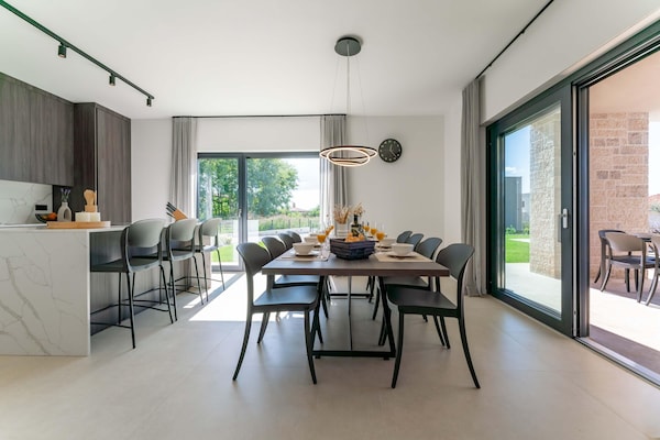 Foto van Exquisite villa met jacuzzi - Vakantiehuis in Labinci - DiningRoom