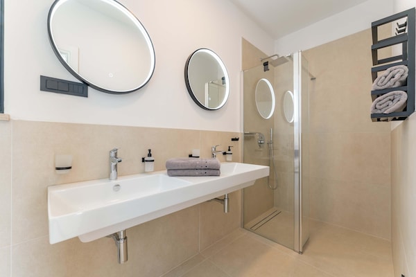 Foto van Exquisite villa met jacuzzi - Vakantiehuis in Labinci - BathRoom