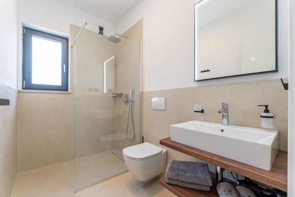 Foto van Exquisite villa met jacuzzi - Vakantiehuis in Labinci - BathRoom